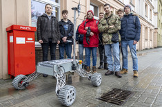 Studenci Koła Naukowego Lotników Legendary Rover z łazikiem marsjańskim Legendary 2.0,